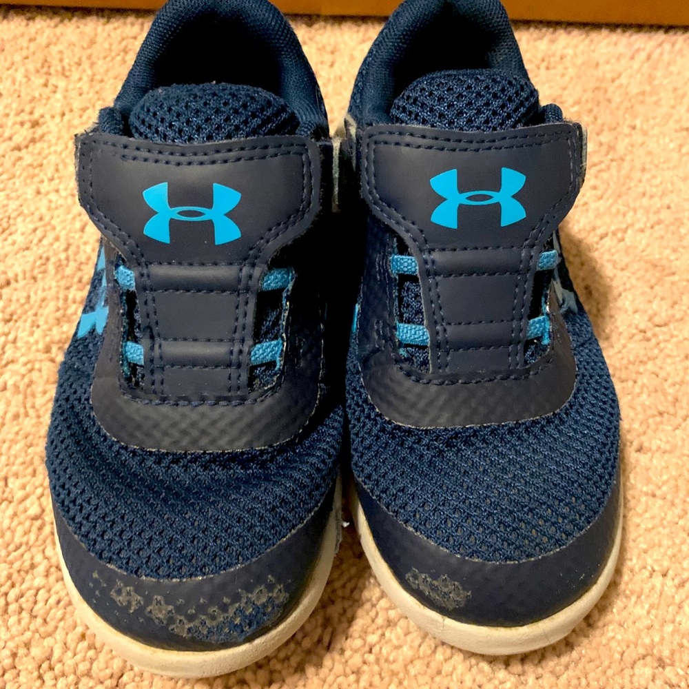 Under Armour size 10 navy sneakers